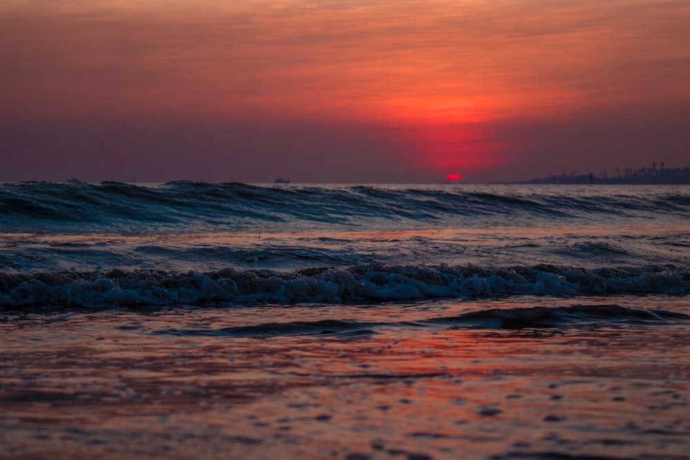 Olas del mar durante la puesta de sol