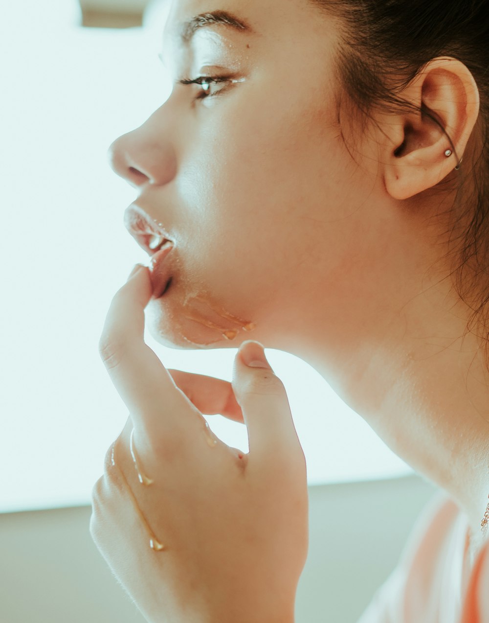 Mujer sosteniendo su labio