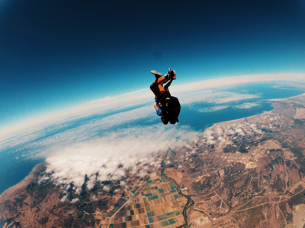 personne parachutiste dans les airs pendant la journée