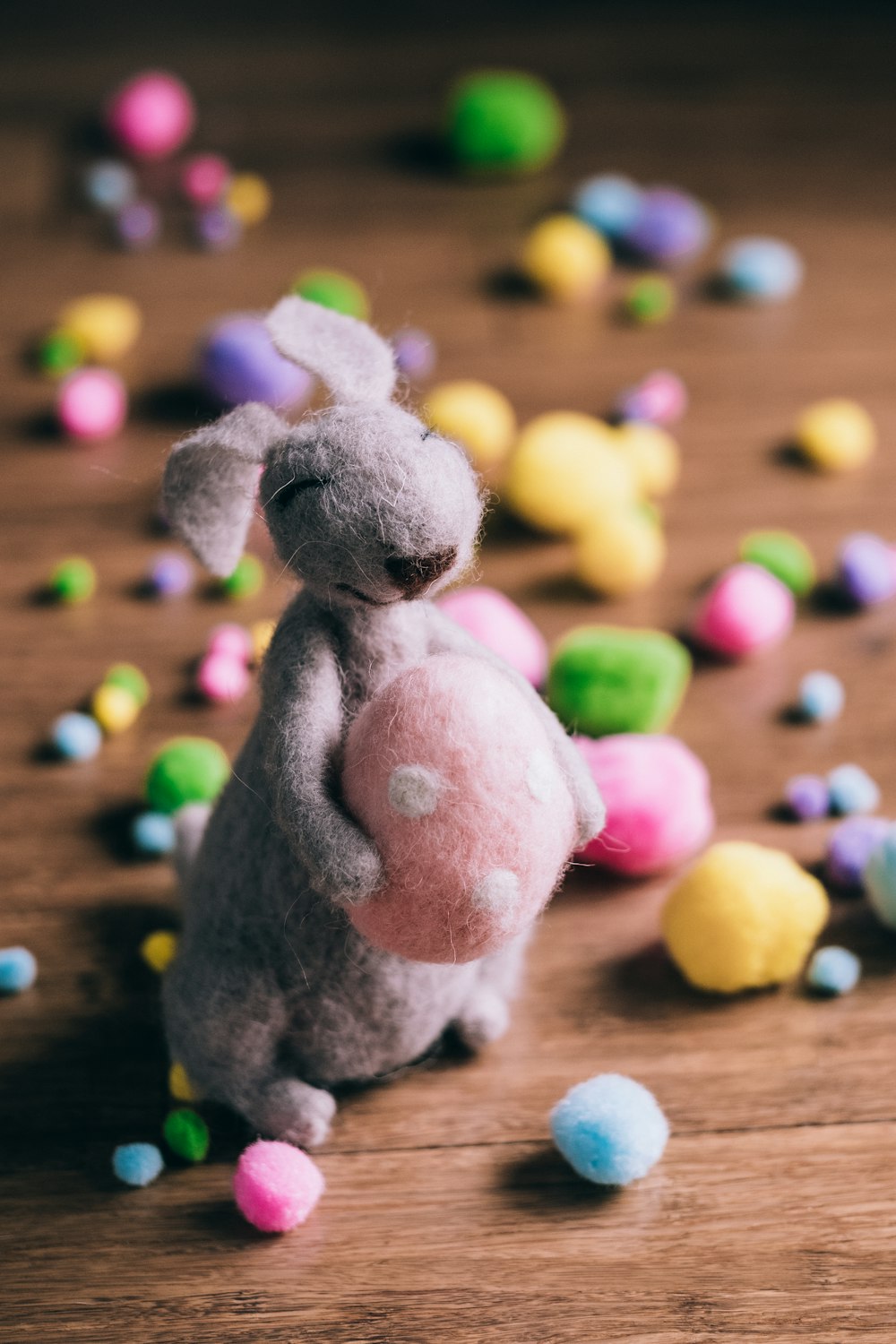 Foto de primer plano del juguete de peluche del conejo gris