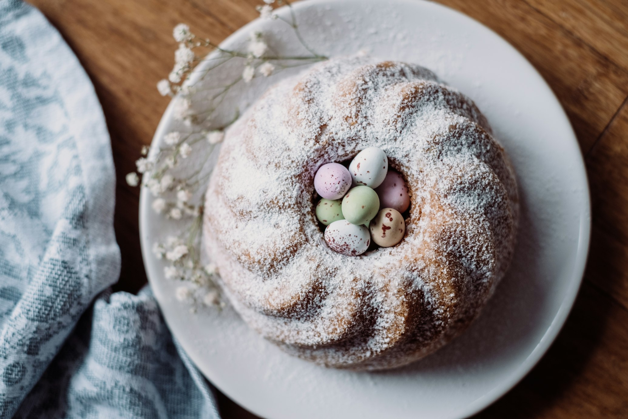 babka wielkanocna z jajkami w środku