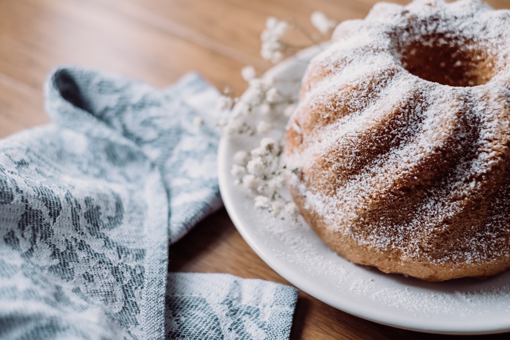 Donuts auf weißer Untertasse