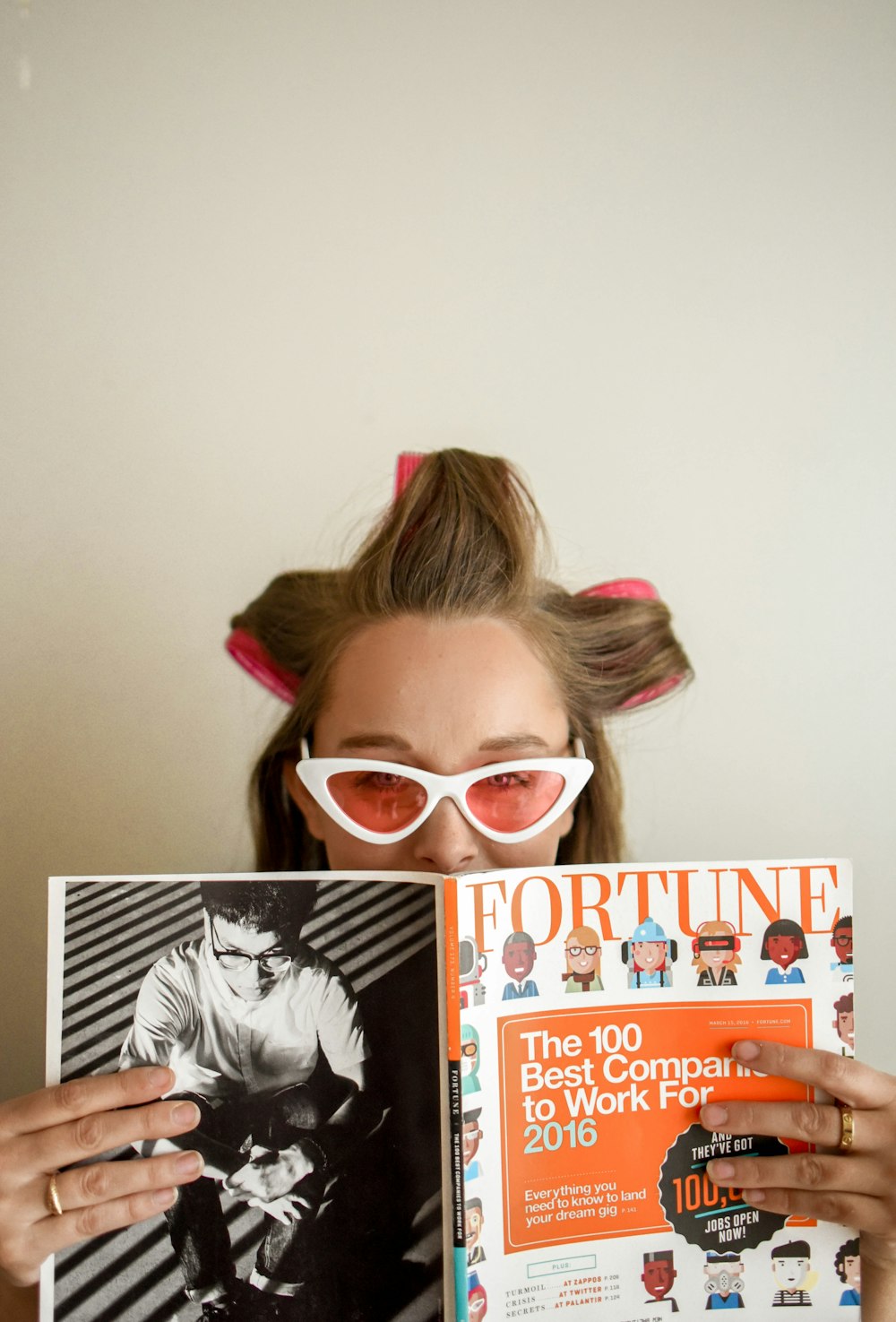 mulher segurando a revista Fortune