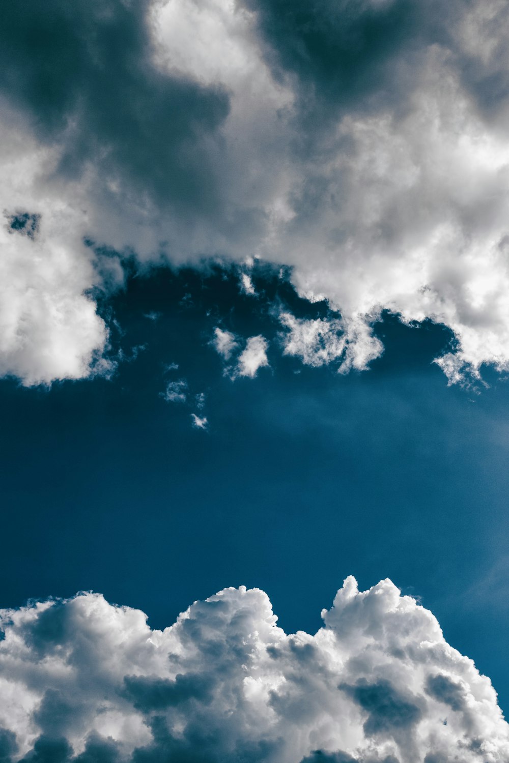 흰 구름의 로우 앵글 사진