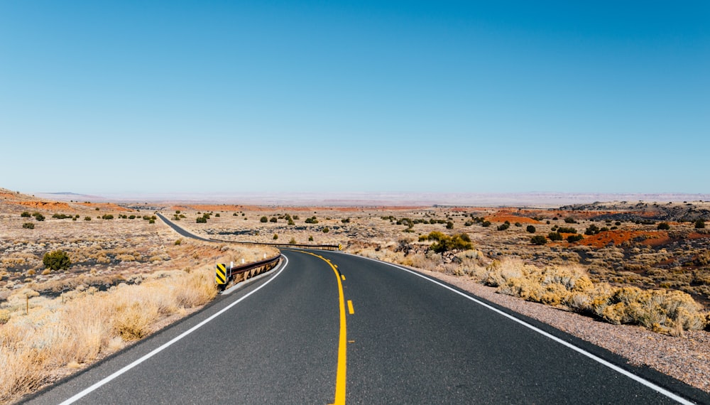 사막 근처의 회색 아스팔트 도로