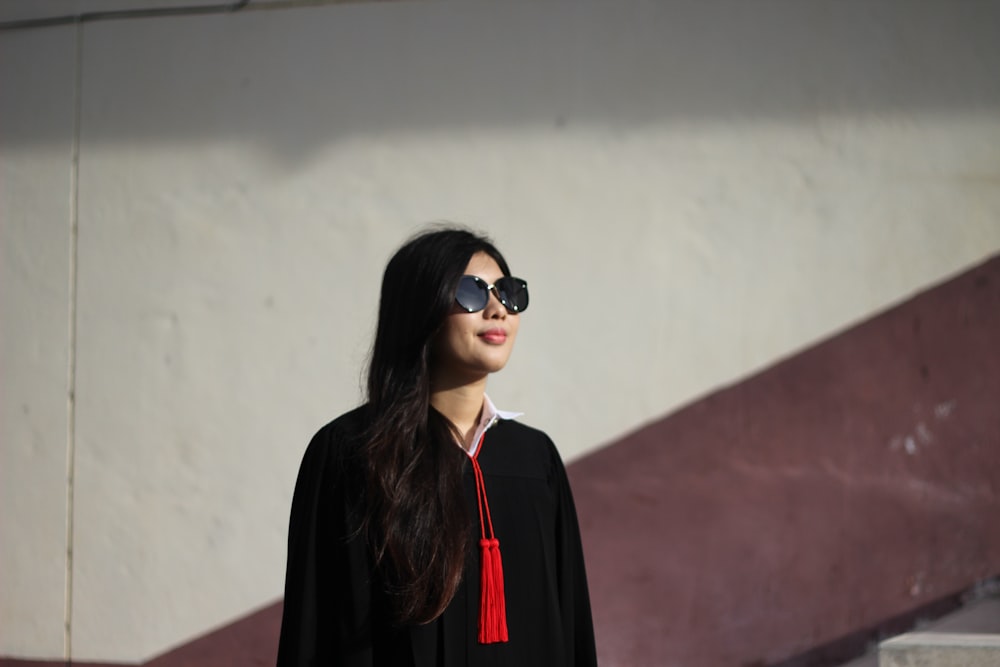 femme portant une veste noire et un haut rouge