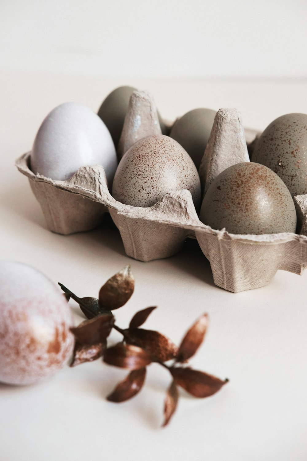 Seis huevos de aves de corral grises en bandeja marrón