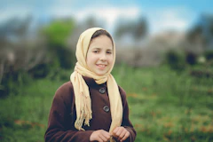 طالب صغير مسجل في دروس القرآن والعربية عبر الإنترنت