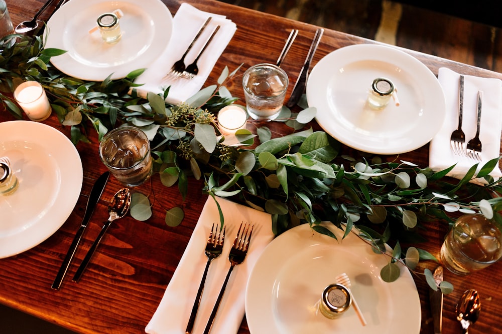 Set di piatti piani in ceramica bianca su tavolo in legno marrone