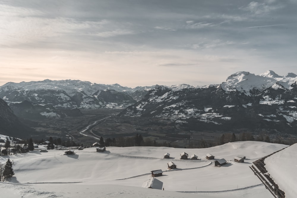 Vue aérienne d’un village près d’une montagne enneigée