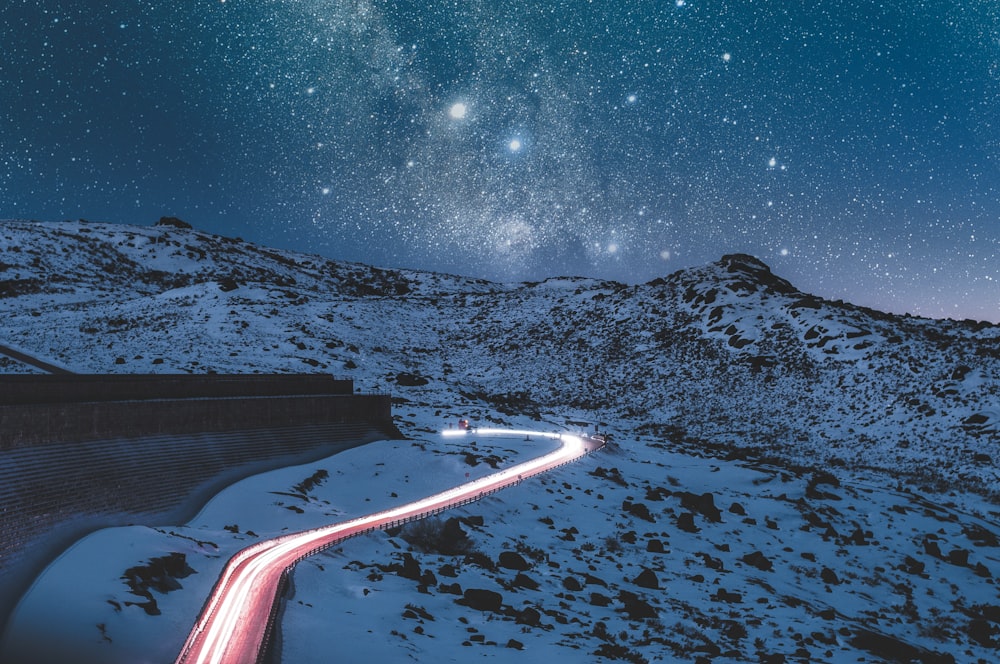 夜間の道路のタイムラプス写真