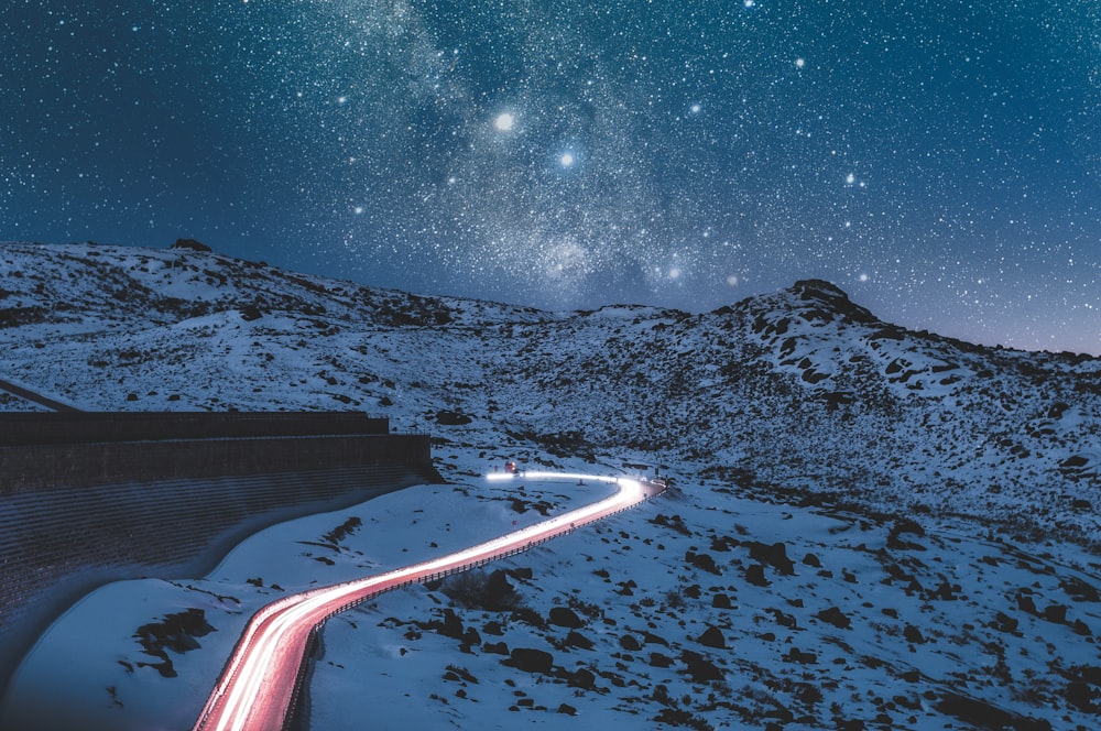 foto timelapse della strada durante la notte