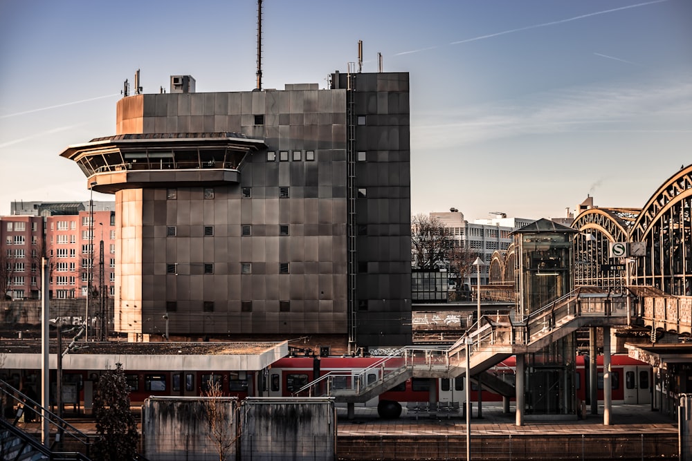 gray concrete building