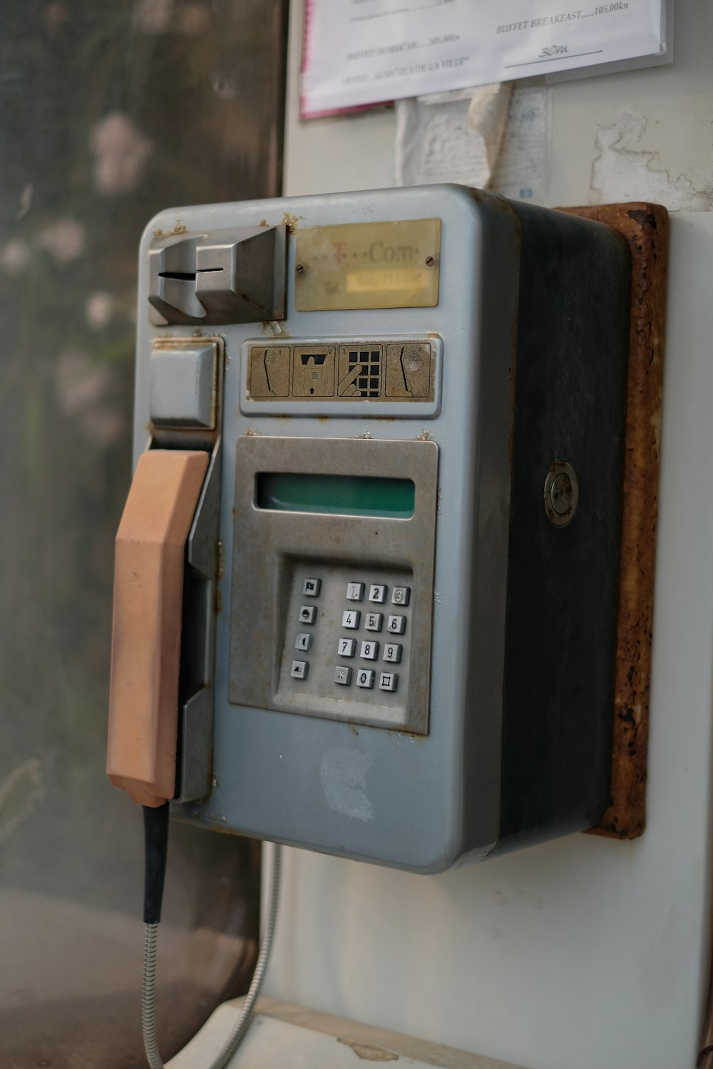 Teléfono público gris y marrón en la foto enfocada