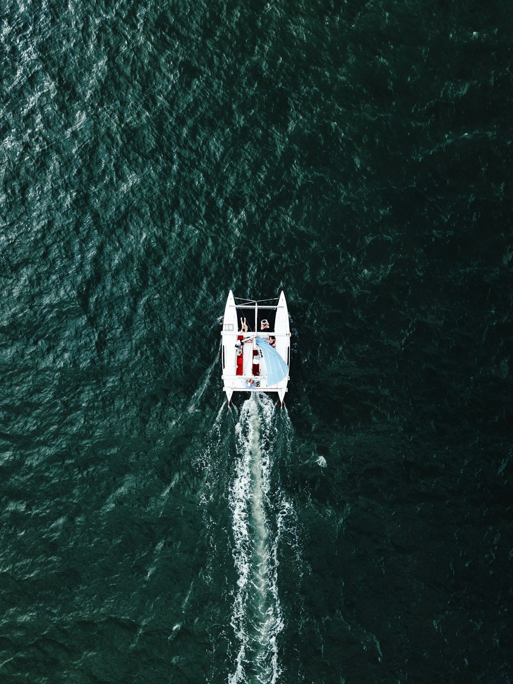 Menschen, die tagsüber auf Pontonbooten auf einem Gewässer fahren