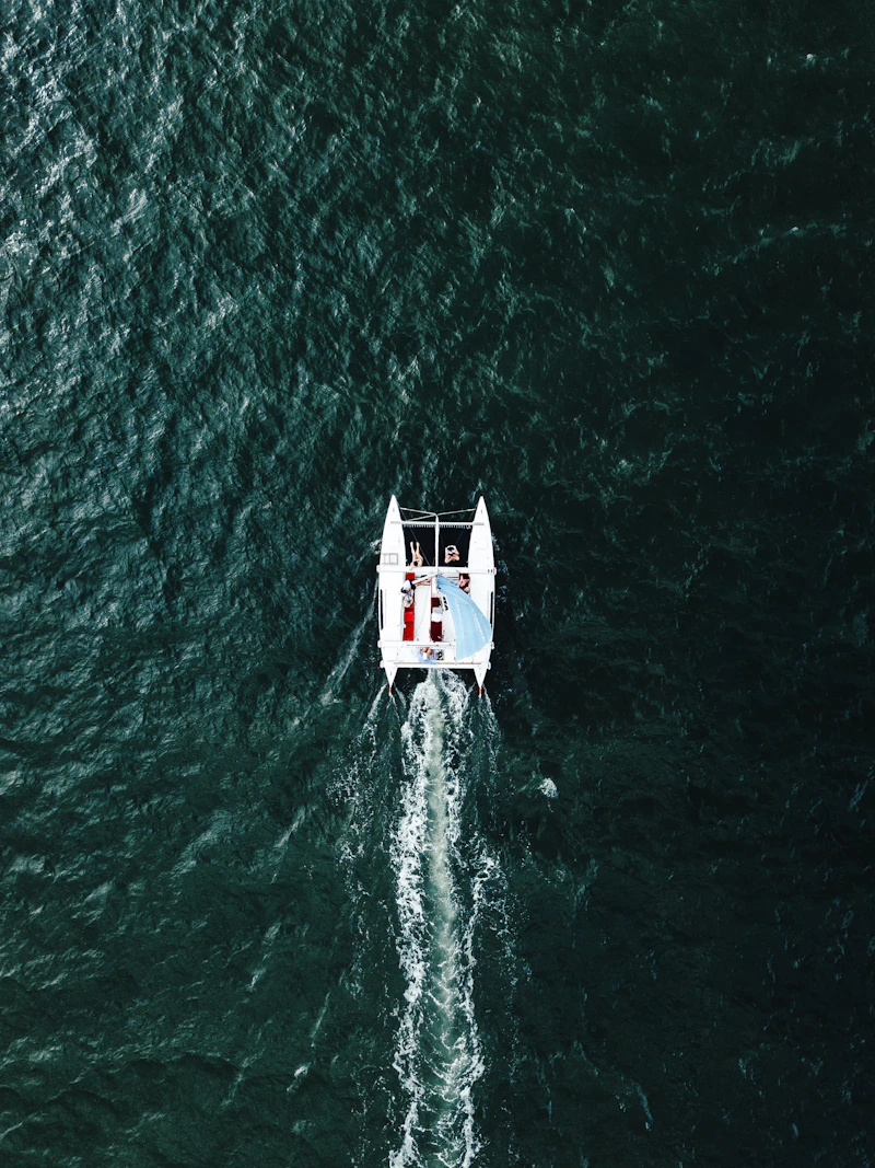 Catamarán navegando el mar Caribe