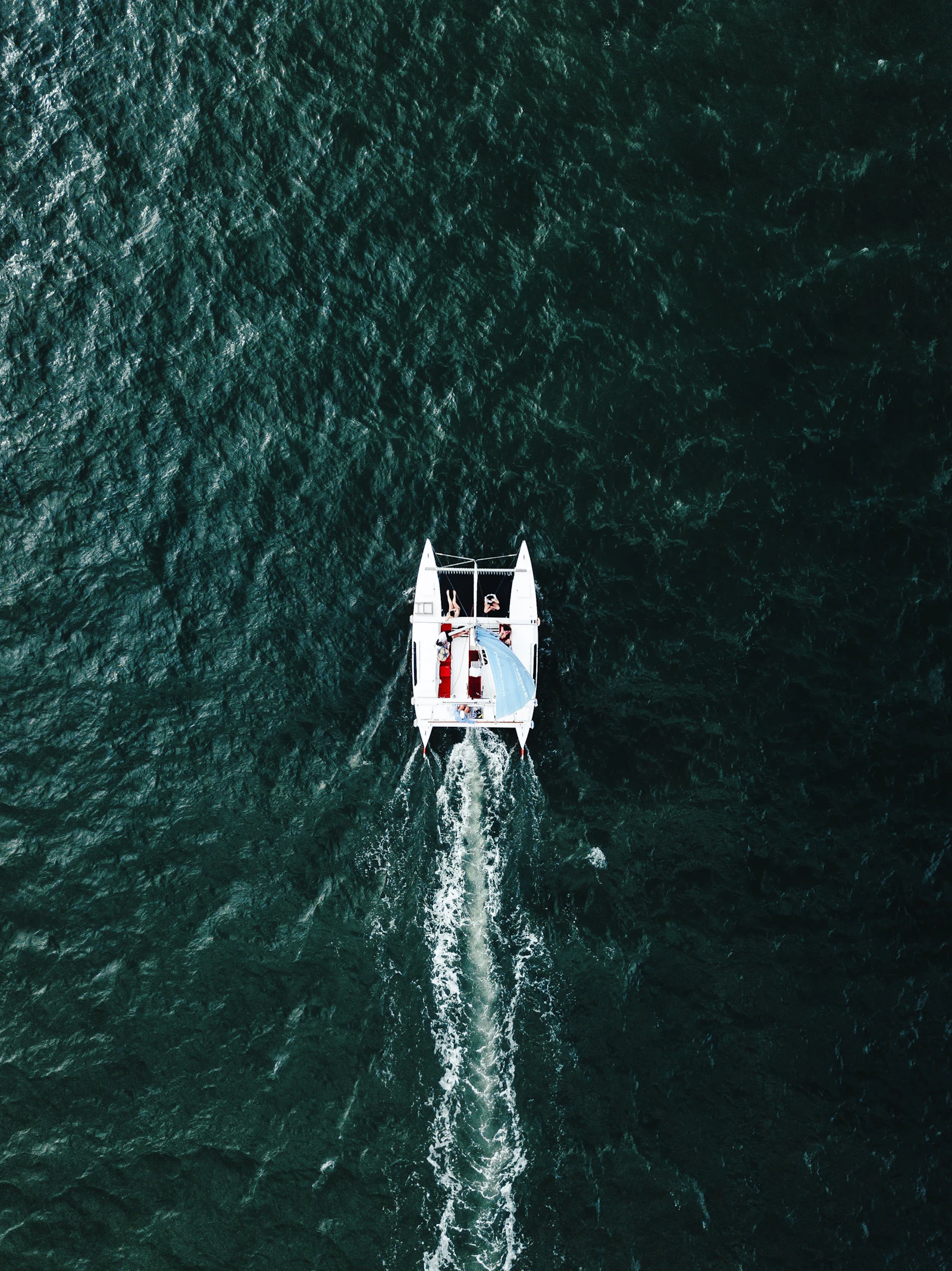 Gente paseando en un barco pontón en aguas abiertas en un día soleado