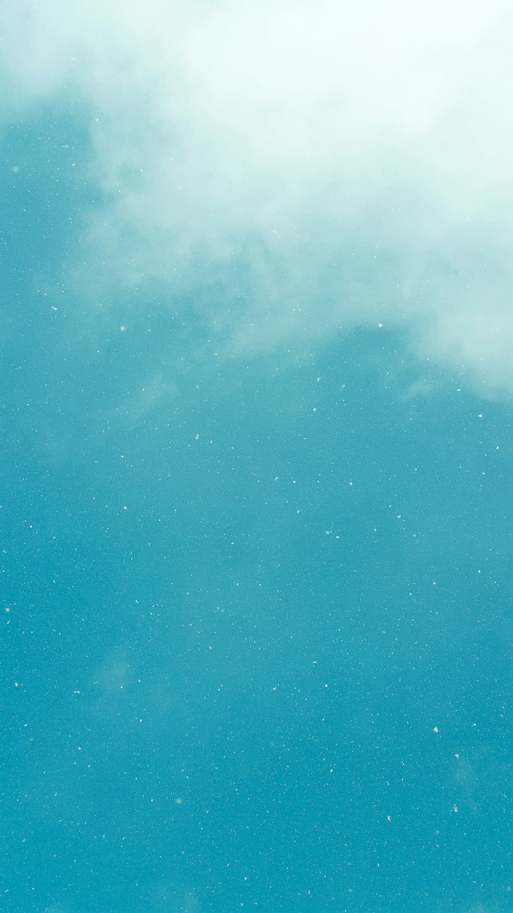 Weiße Wolken und blauer Himmel