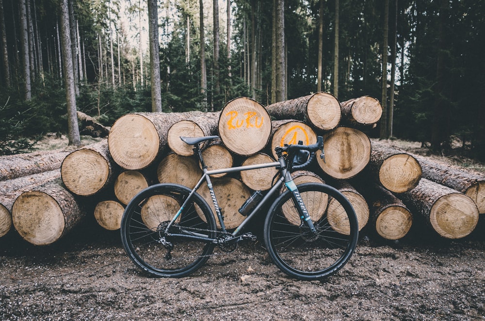 bicicleta cinza da cidade