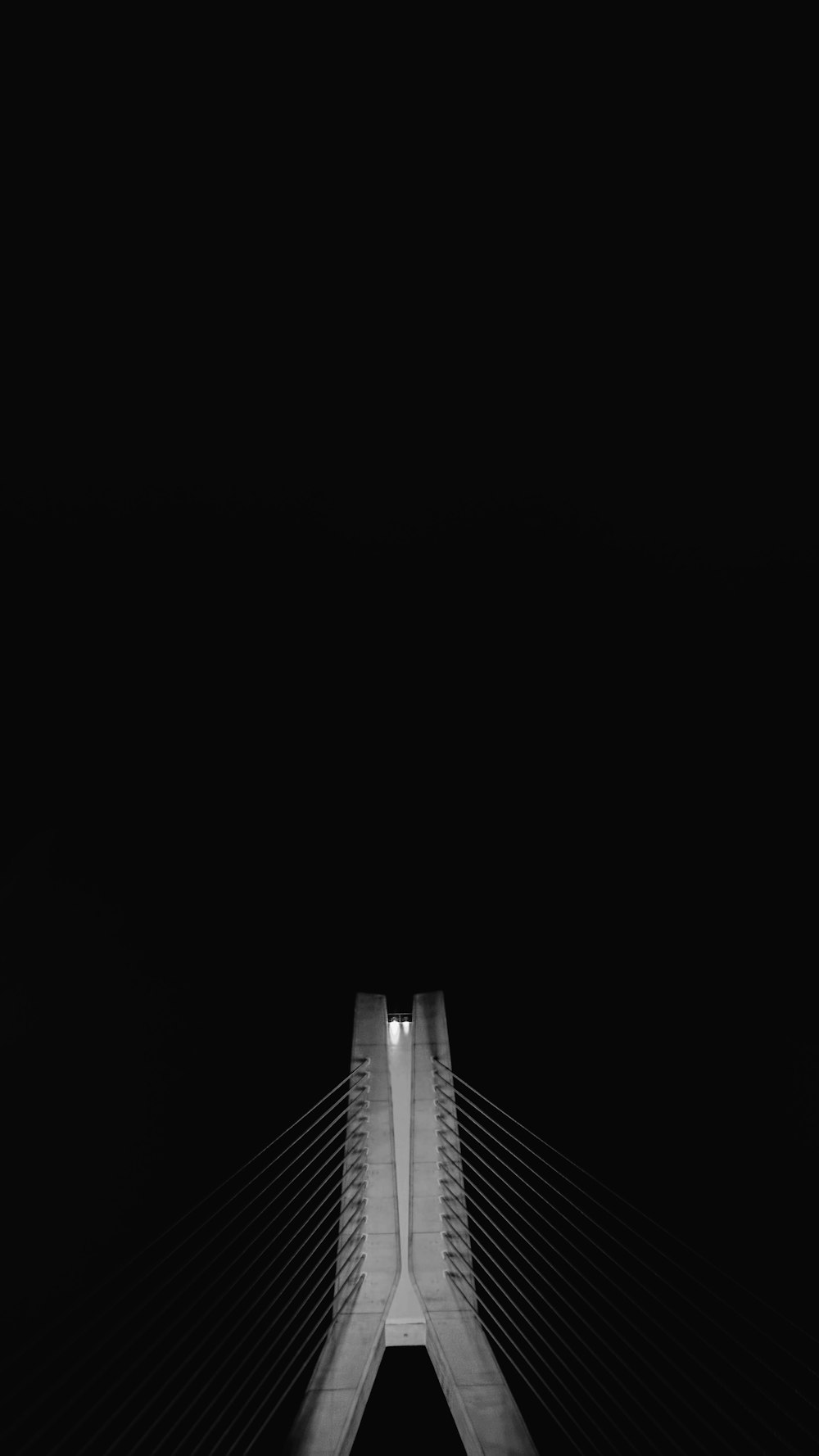 ケーブル付き橋柱のローアングル写真