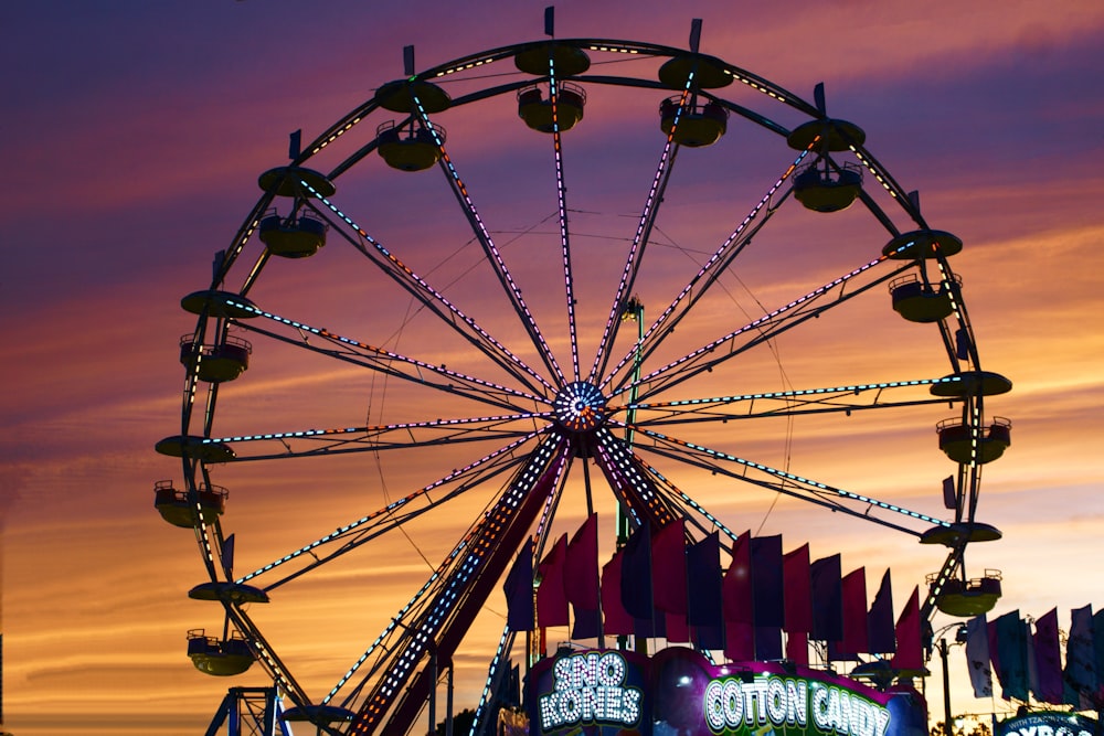 Riesenrad unter blauem Himmel