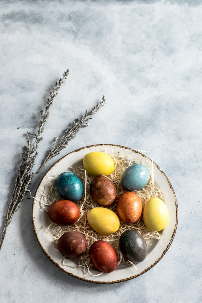 photo by Monika Grabkowska via unsplash.com  - 7 pretty ways to decorate Easter eggs