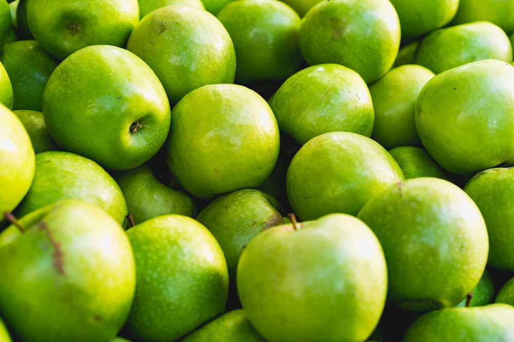 manzana verde sobre mesa de madera marrón