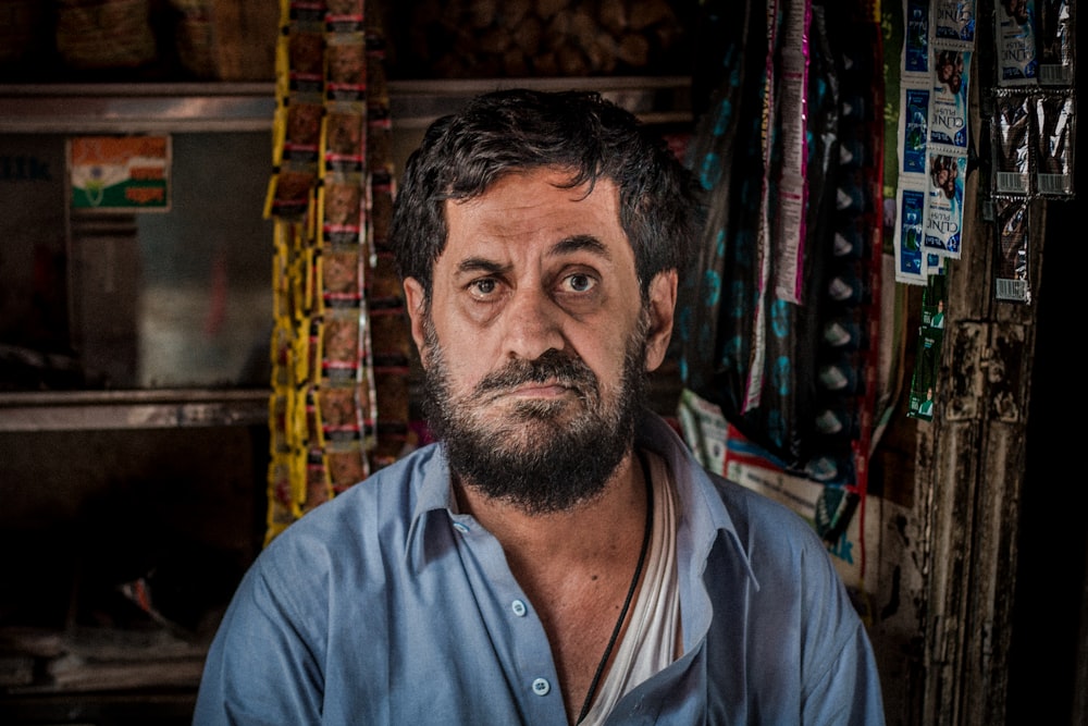 hombre con blusa de cuello azul