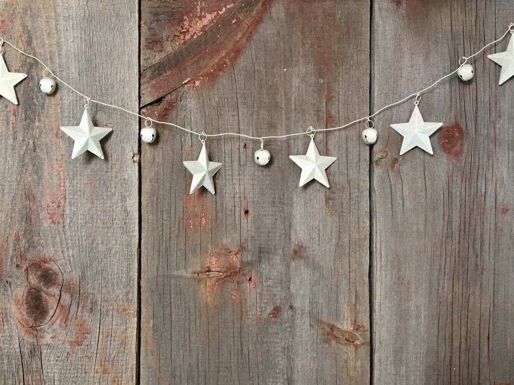 silver star buntings on wood pallet