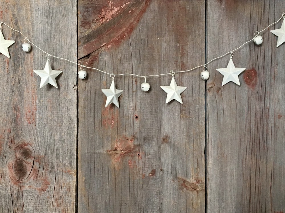 banderines de estrella plateada en paleta de madera