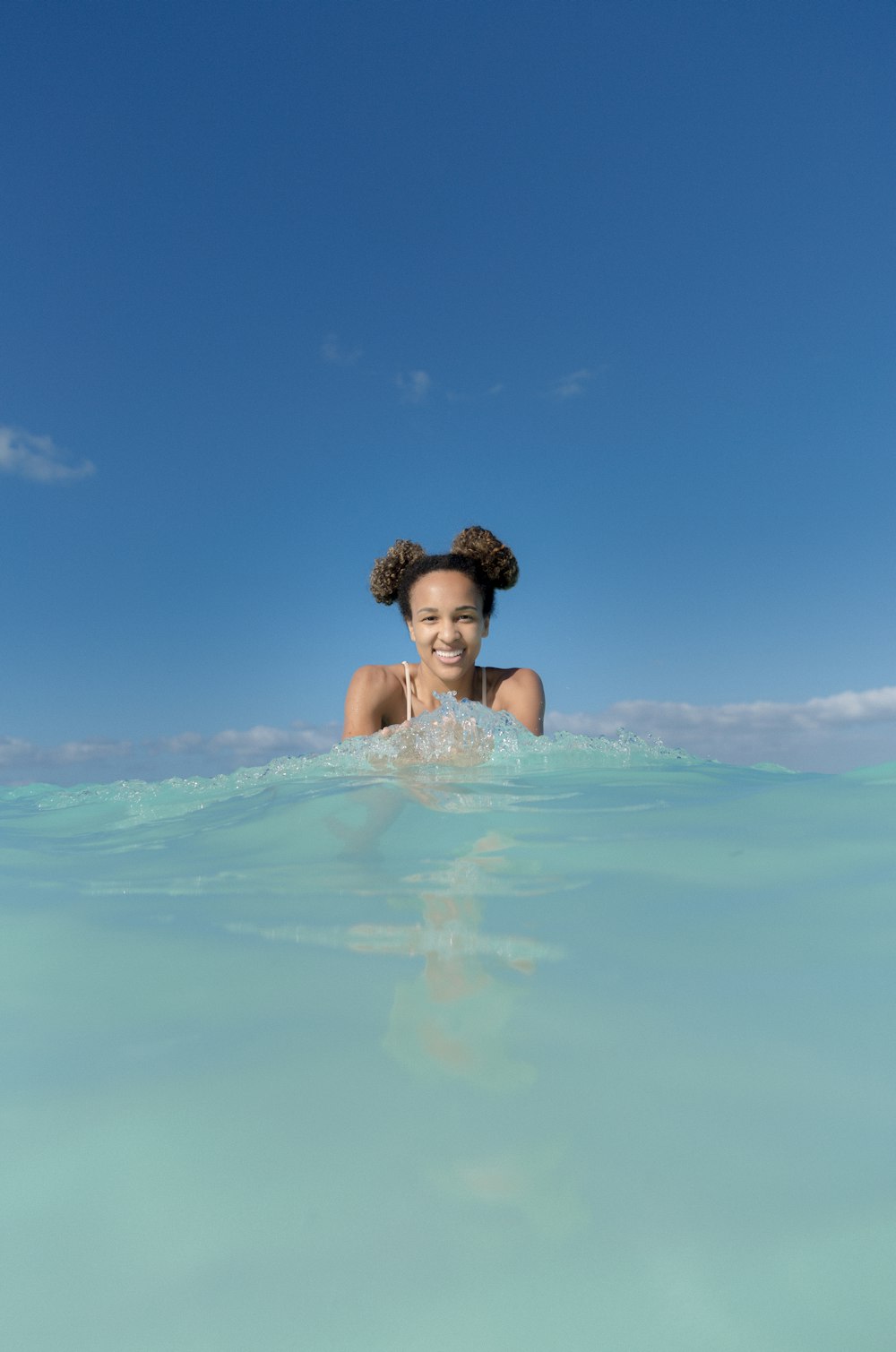 mulheres sorrindo na água