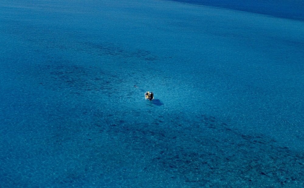 Boot mitten auf dem Meer