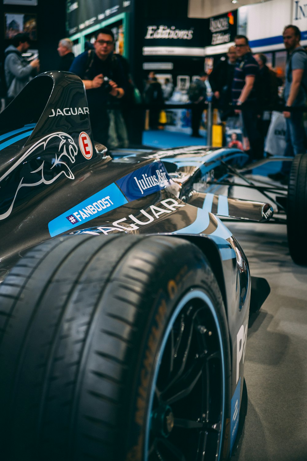 Fotografía de enfoque selectivo de coche de carreras aparcado