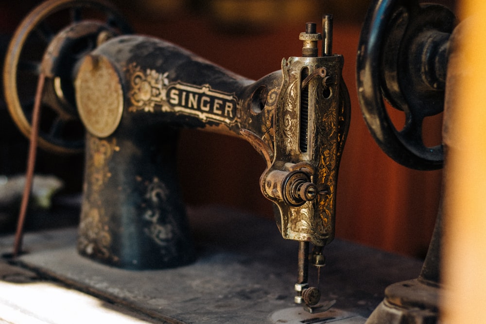 Máquina de coser de pedal negro