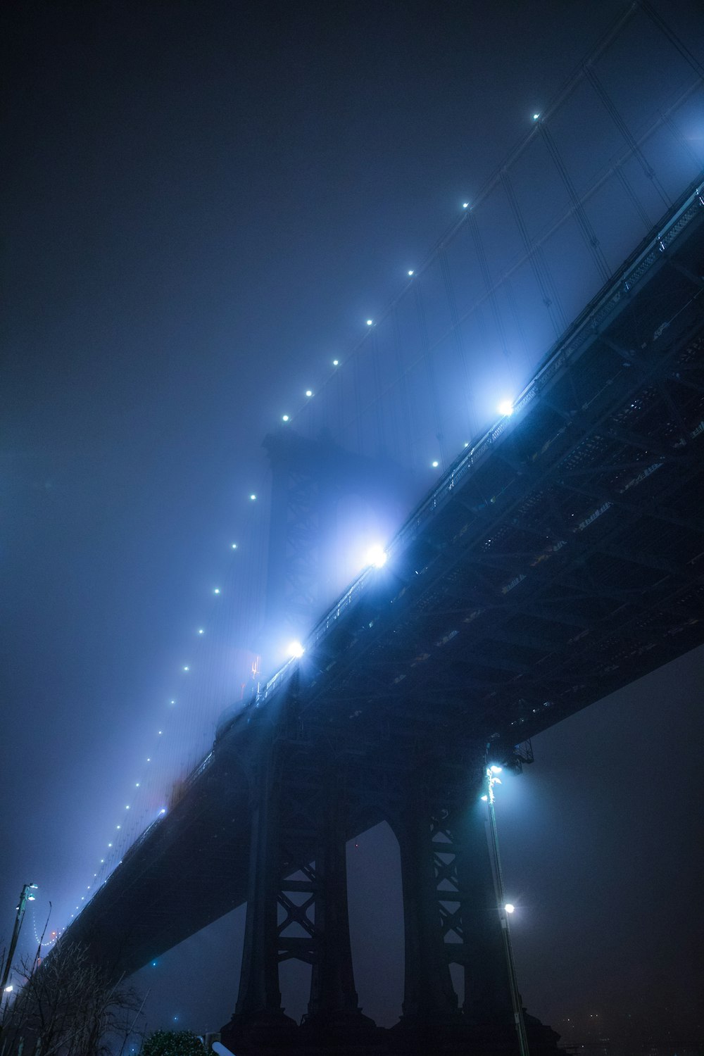 fotografia ad angolo basso del ponte durante la notte