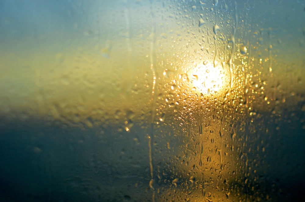 rosée d’eau sur la fenêtre