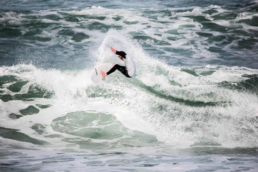 pessoa surfando na praia durante o dia foto