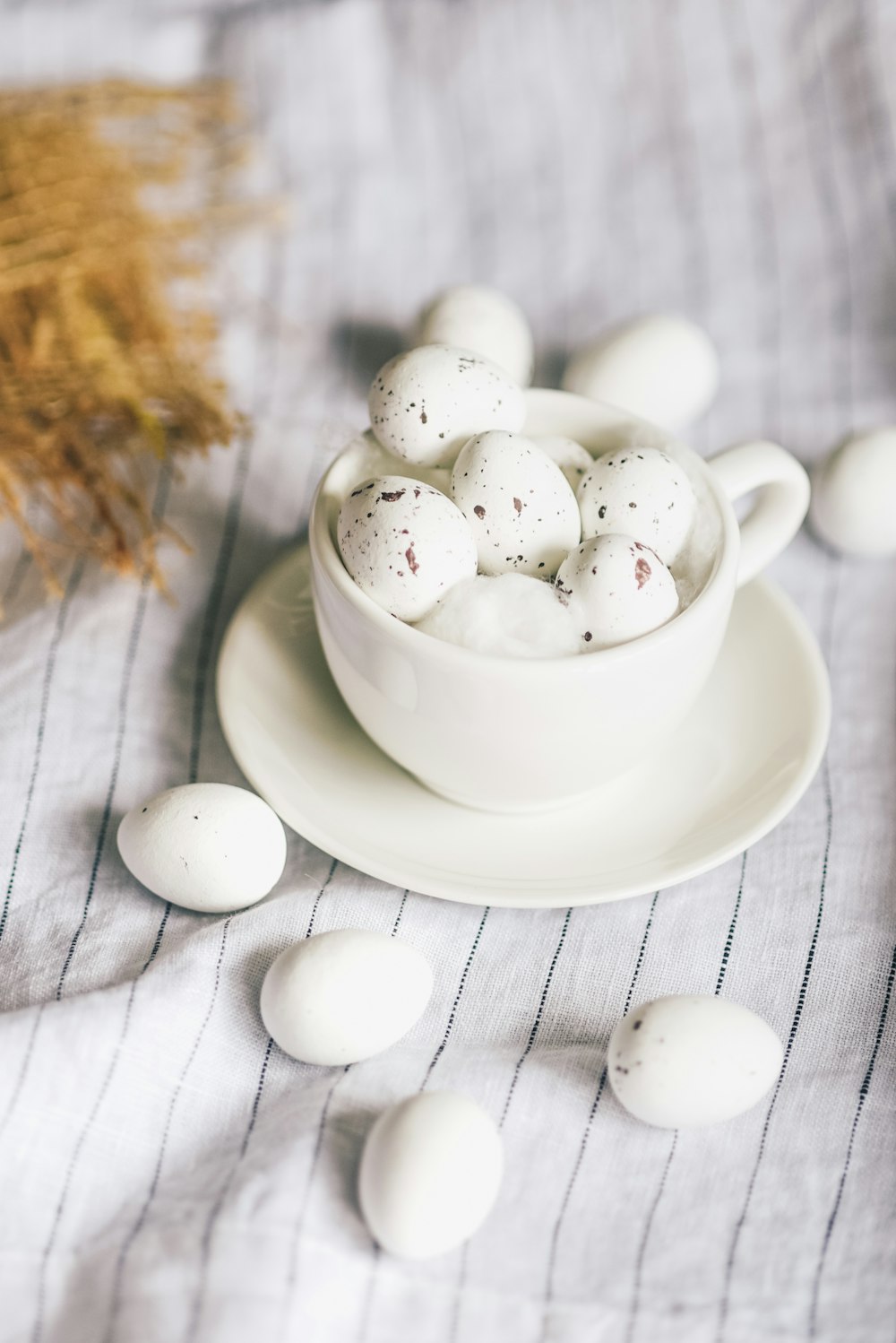 petits oeufs sur la table et dans la tasse