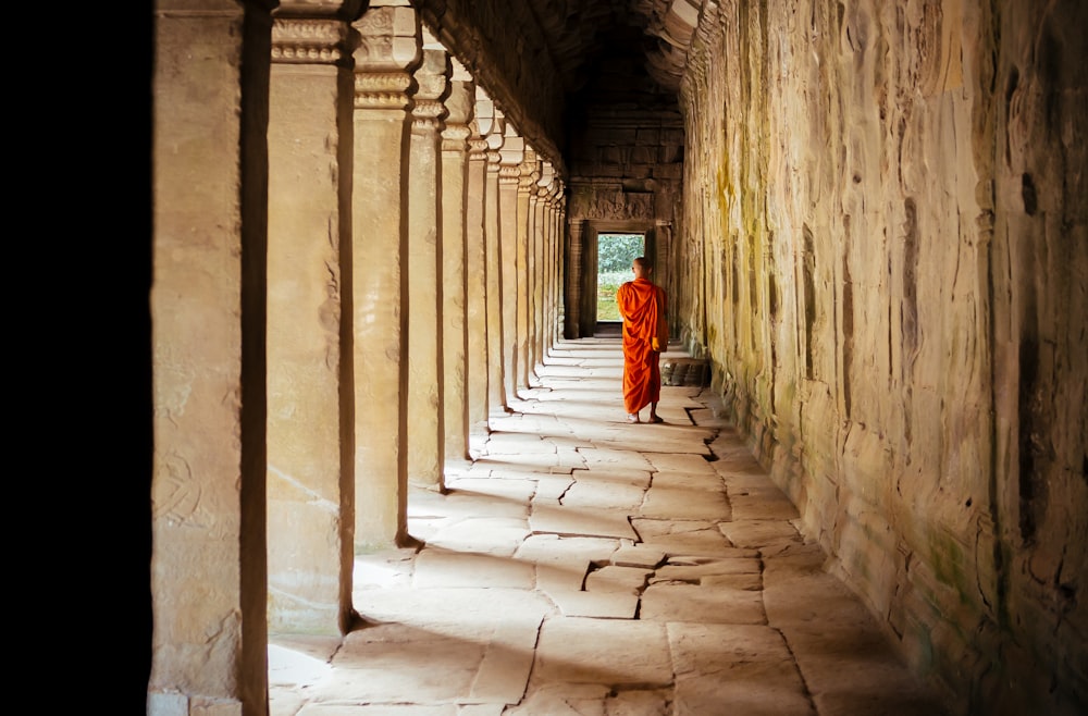 복도에서 수도사의 선택적 초점 사진