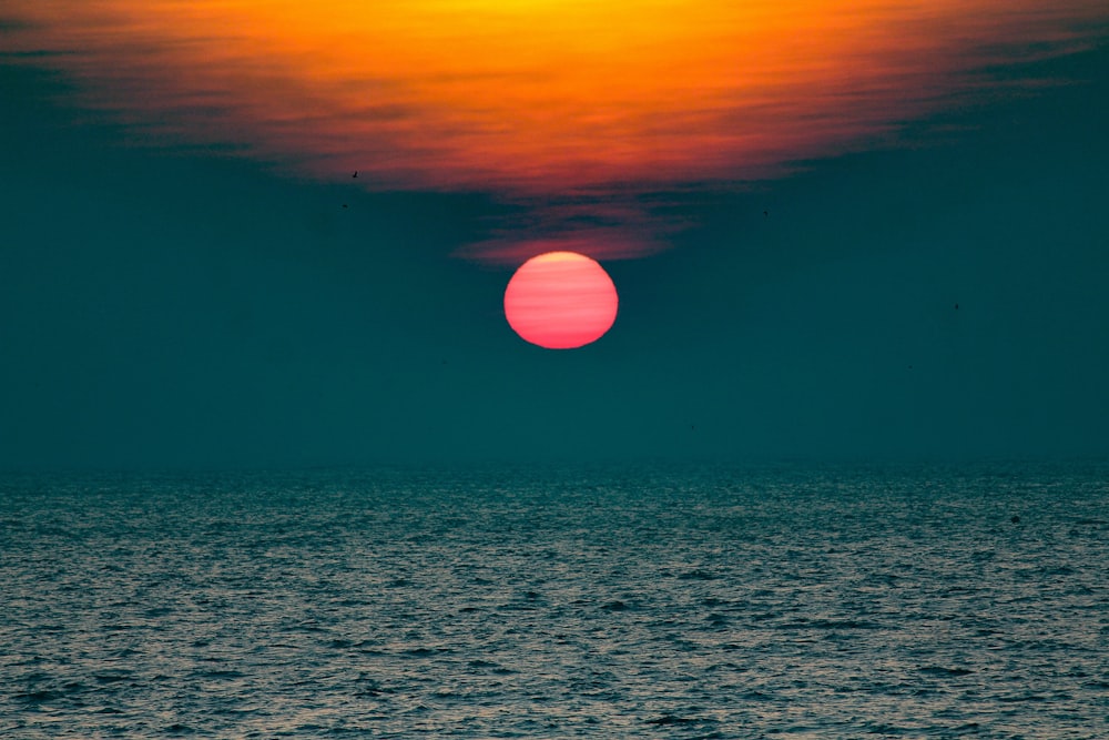海に沈む夕日を眺める