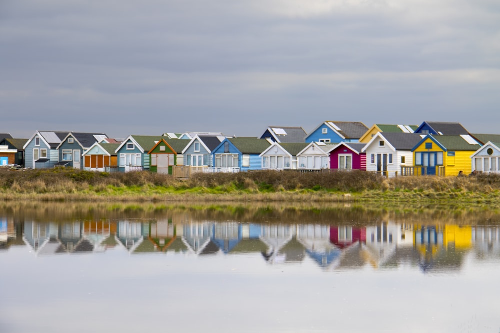 Photographie panoramique de maisons colorées