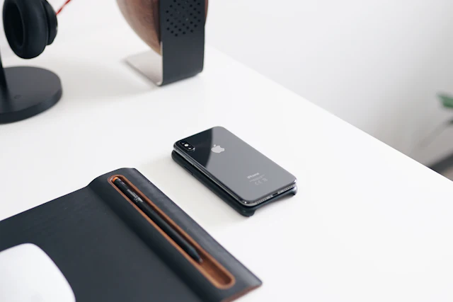 Celular sobre el escritorio