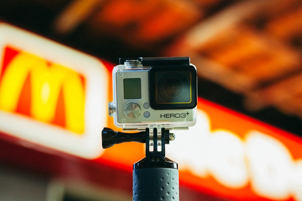 Flachfokus-Fotografie der silbernen GoPro HERO3+ Kamera