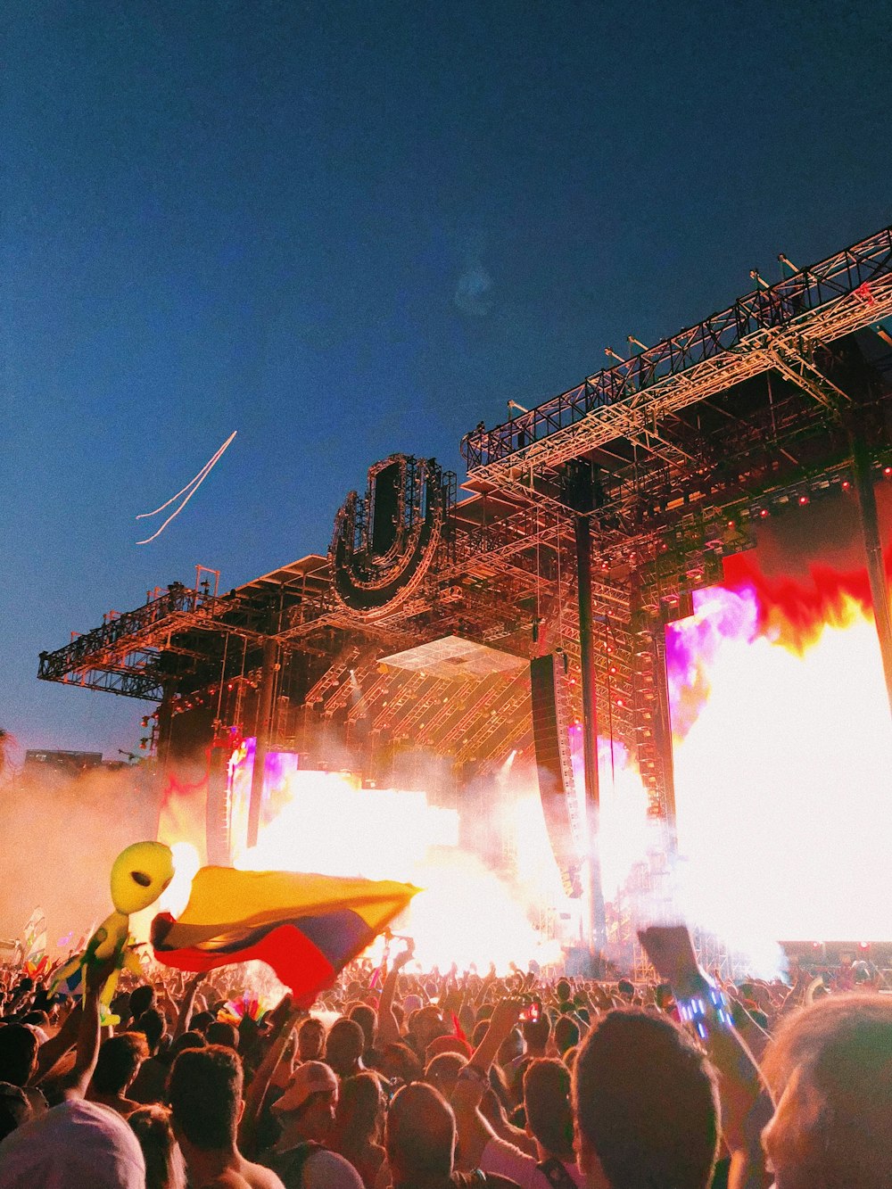 Gente viendo el fuego estallar en el escenario