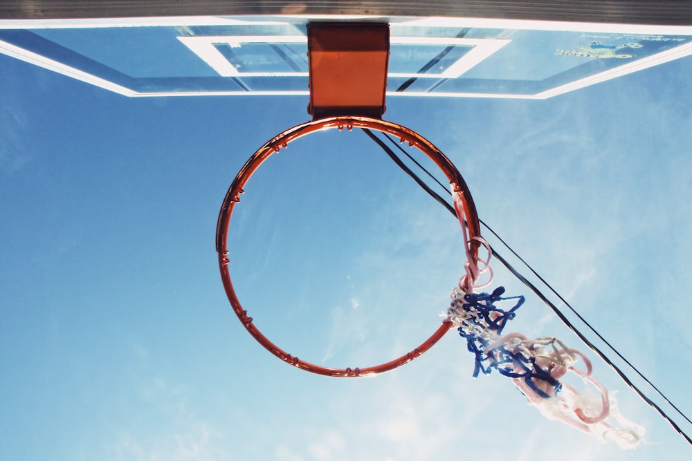 Vista de ángulo bajo del aro y el tablero de baloncesto rojos