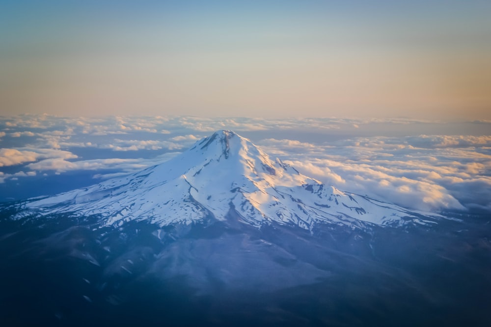 日中の富士山の航空写真