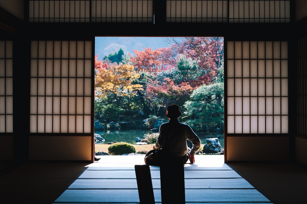 silhouette d’homme près de l’extérieur