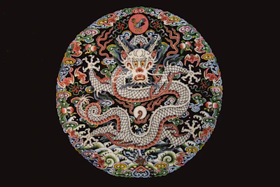 Close-up of the dragon logo print highlighting its intricate detailing and high-quality finish.