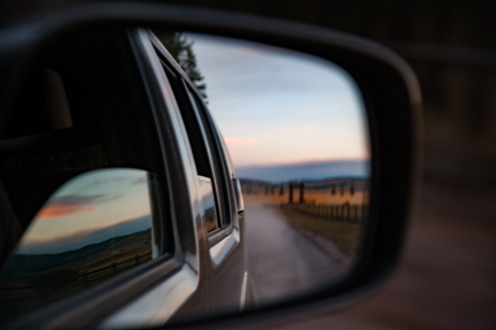 espejo retrovisor que refleja la carretera en el desierto