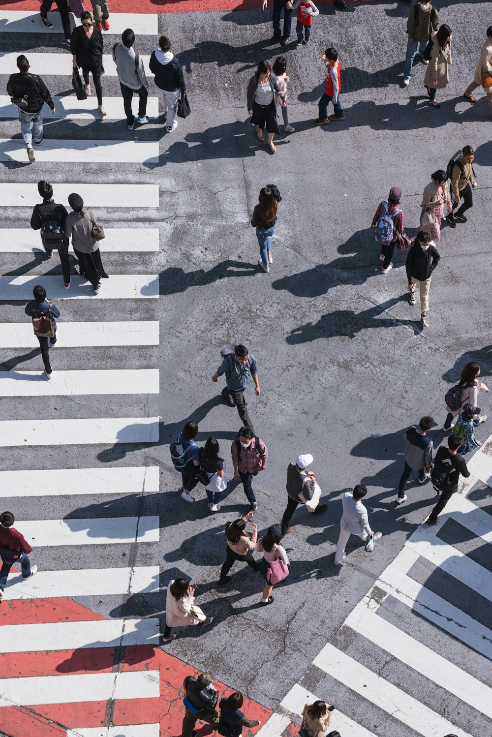 歩行者専用道路を横断する人々の航空写真